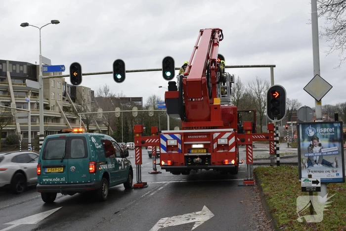 Brandweer verwijdert rand van loshangend verkeerslicht