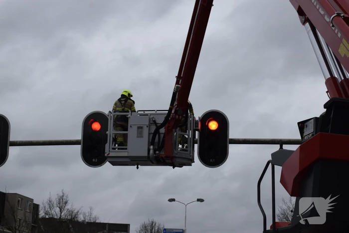 Brandweer verwijdert rand van loshangend verkeerslicht