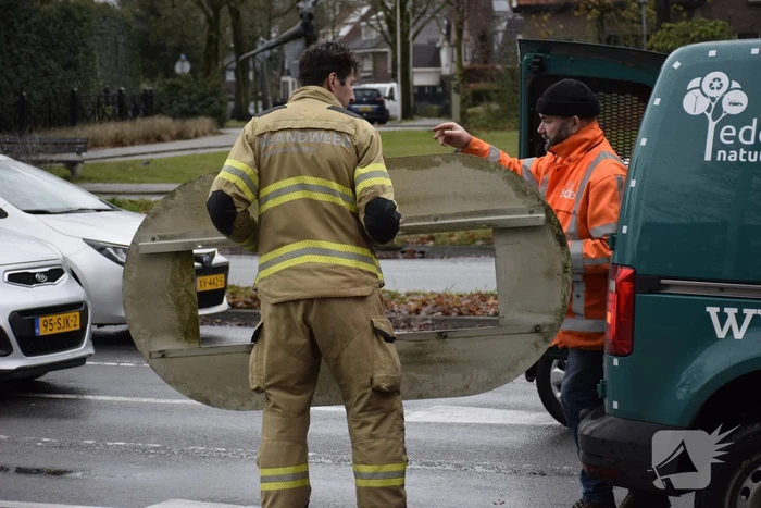 Brandweer verwijdert rand van loshangend verkeerslicht