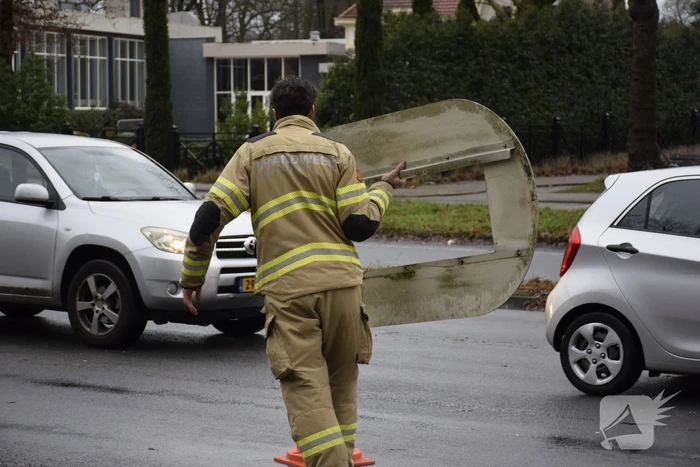 Brandweer verwijdert rand van loshangend verkeerslicht