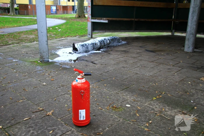 Brandweer blust zelfgemaakte rookbom