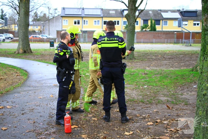 Brandweer blust zelfgemaakte rookbom