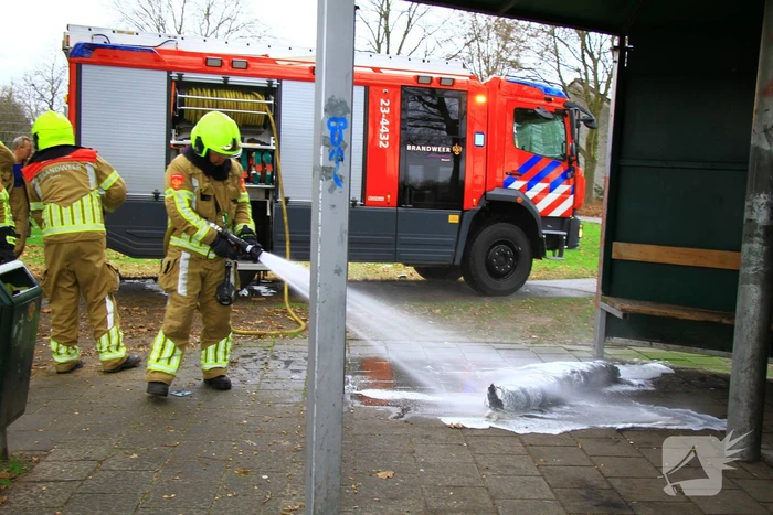 Brandweer blust zelfgemaakte rookbom