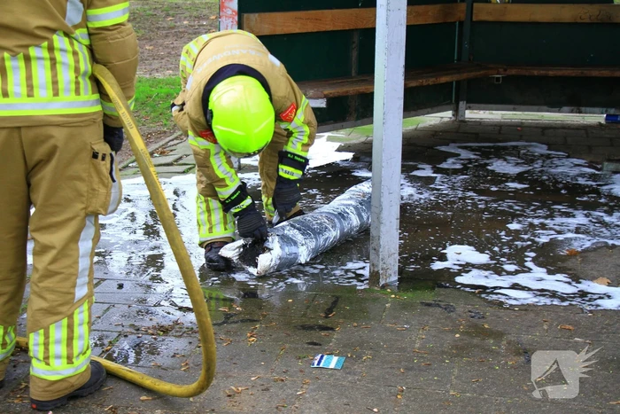 Brandweer blust zelfgemaakte rookbom