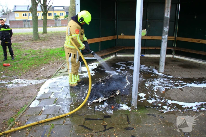 Brandweer blust zelfgemaakte rookbom
