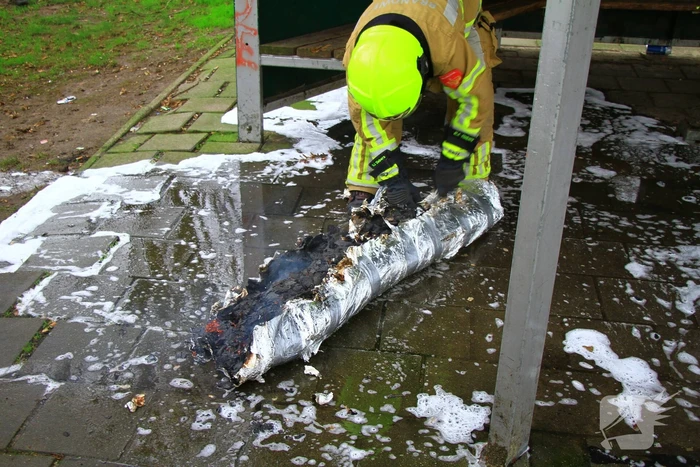 Brandweer blust zelfgemaakte rookbom