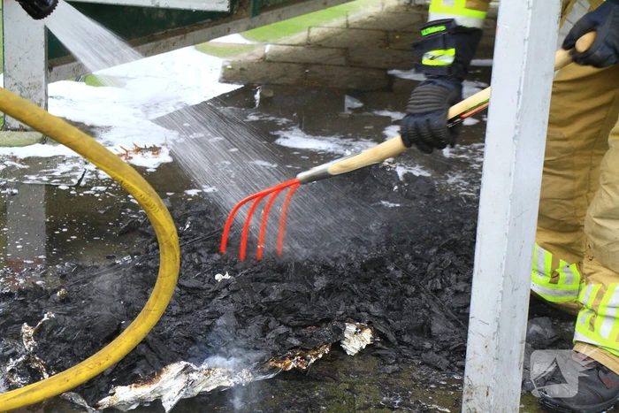Brandweer blust zelfgemaakte rookbom