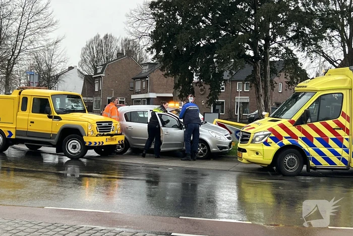Automobilist botst op verkeersbord bij rotonde