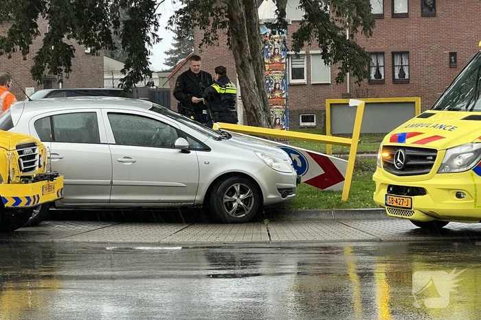 Automobilist botst op verkeersbord bij rotonde