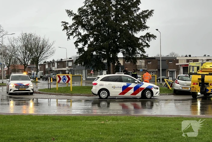 Automobilist botst op verkeersbord bij rotonde