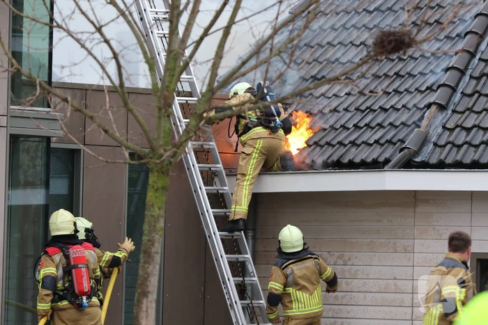 Flinke brand in dak van school