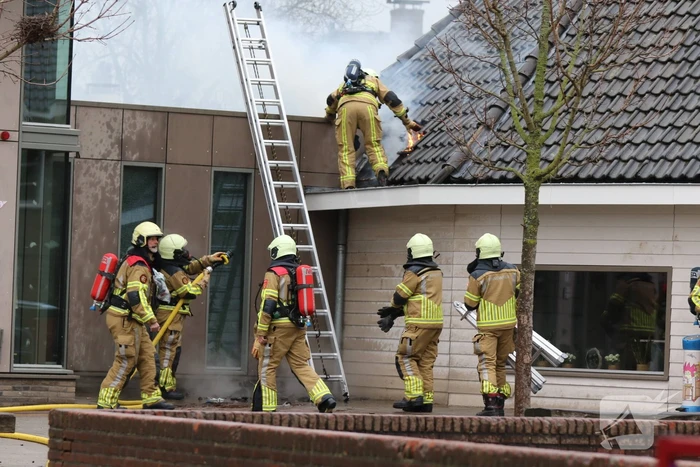 Flinke brand in dak van school