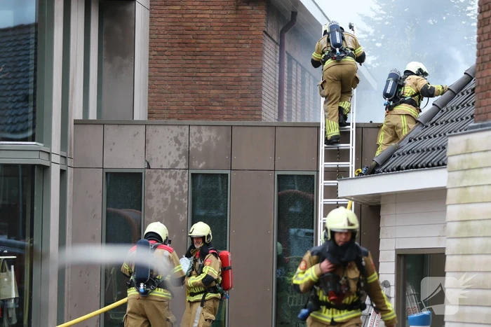 Flinke brand in dak van school