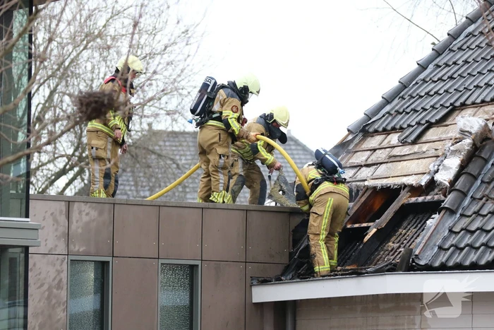 Flinke brand in dak van school