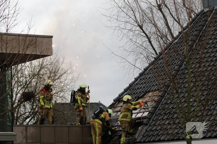 Flinke brand in dak van school