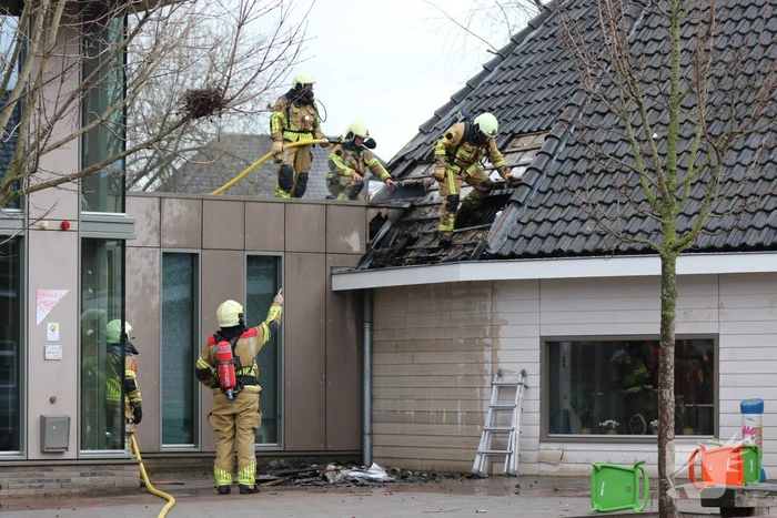 Flinke brand in dak van school