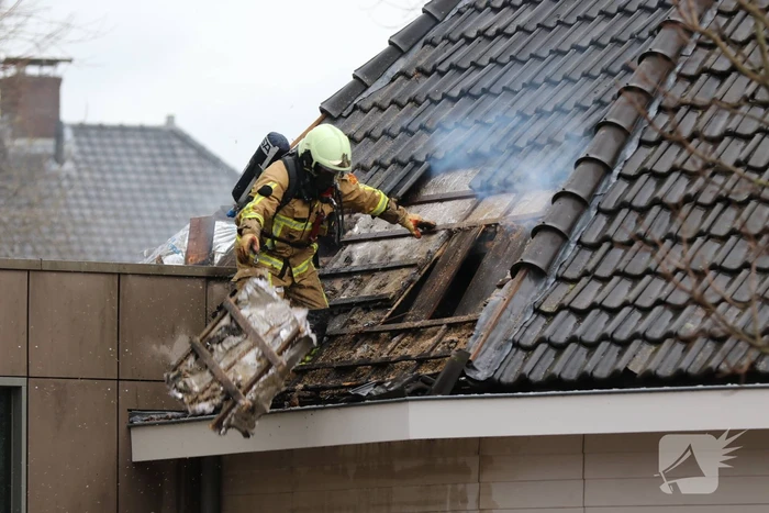 Flinke brand in dak van school