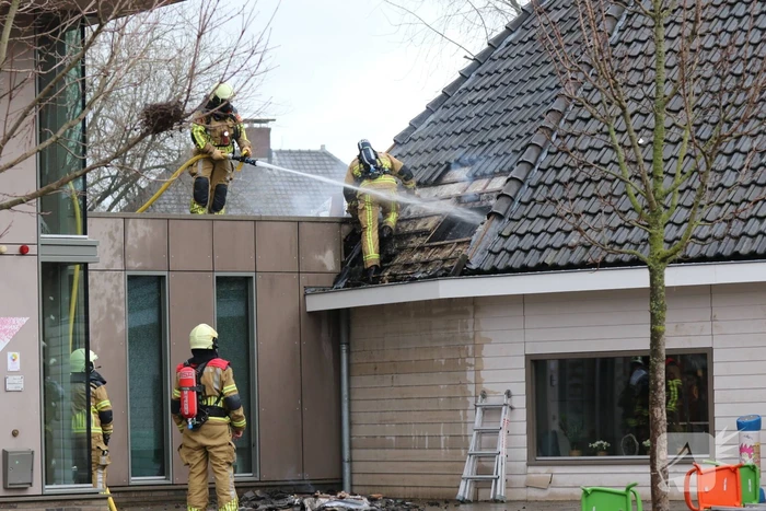 Flinke brand in dak van school