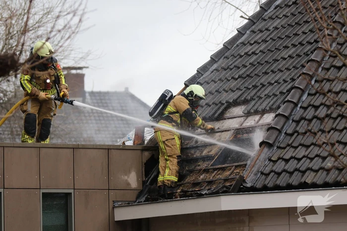 Flinke brand in dak van school