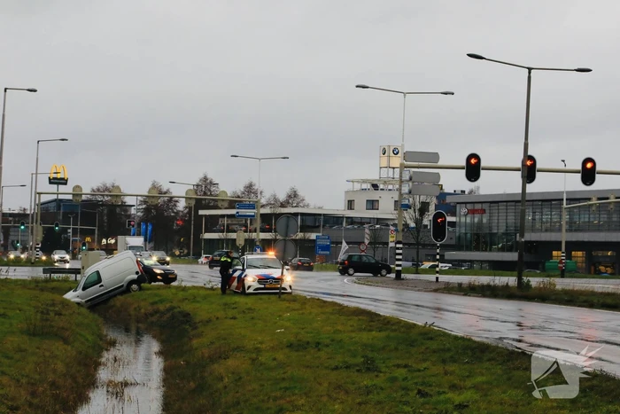 Bestelwagen belandt in sloot