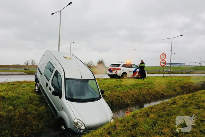 Bestelwagen belandt in sloot