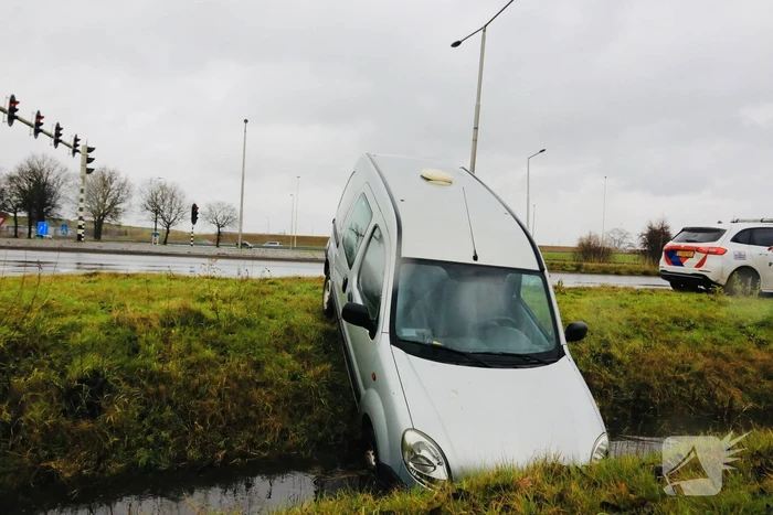 Bestelwagen belandt in sloot