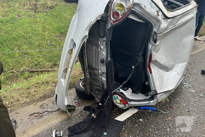 Auto op zijn kant bij eenzijdige aanrijding