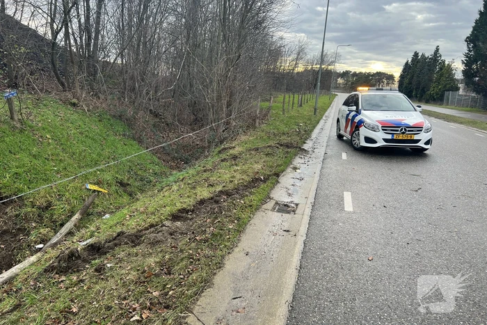 Auto op zijn kant bij eenzijdige aanrijding