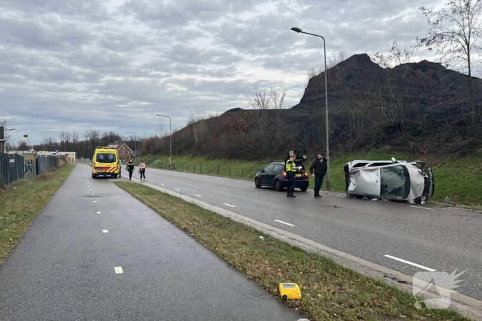 Auto op zijn kant bij eenzijdige aanrijding