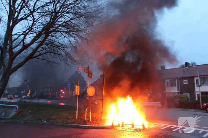 Stapel pallets in brand gestoken