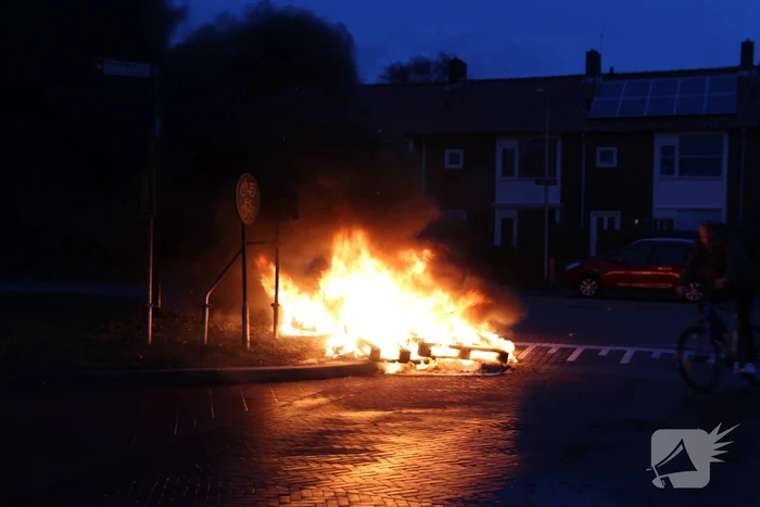 Stapel pallets in brand gestoken