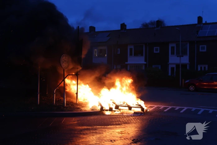 Stapel pallets in brand gestoken
