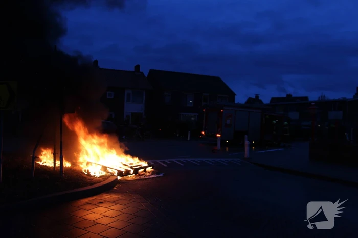 Stapel pallets in brand gestoken