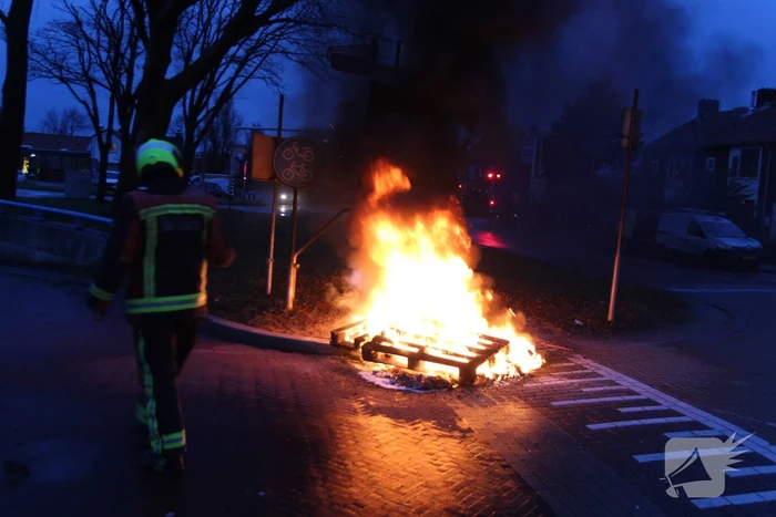 Stapel pallets in brand gestoken