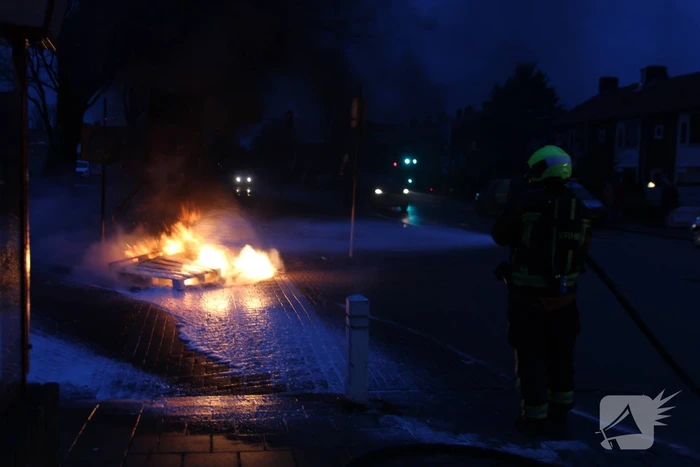 Stapel pallets in brand gestoken