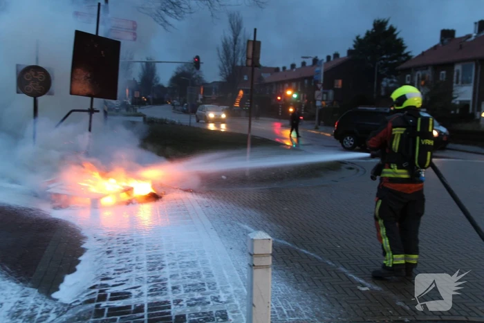 Stapel pallets in brand gestoken