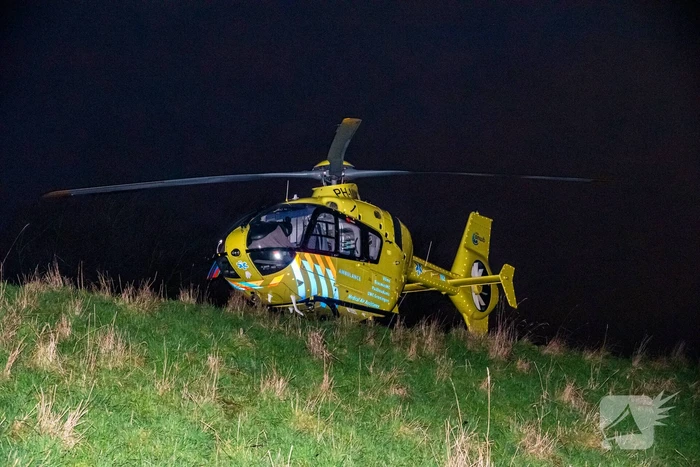 Traumahelikopter ''parkeert'' op dijk