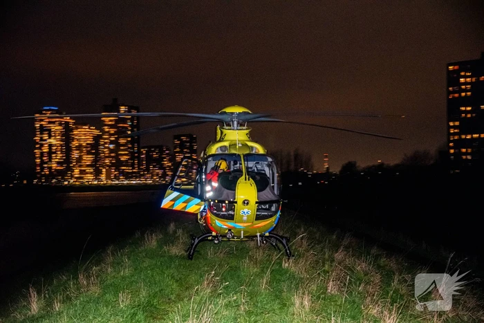 Traumahelikopter ''parkeert'' op dijk