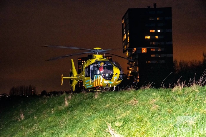 Traumahelikopter ''parkeert'' op dijk