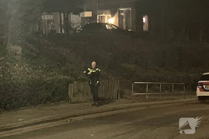 Buurtbewoners doen bluspoging brandende heg