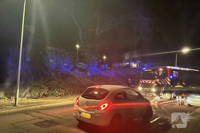 Buurtbewoners doen bluspoging brandende heg