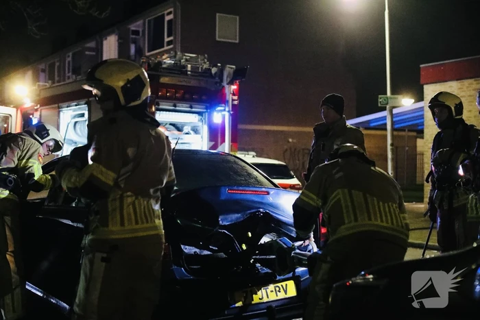 Brand in achterbak van personenauto