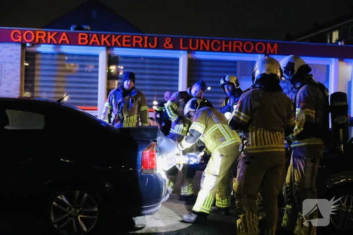 Brand in achterbak van personenauto