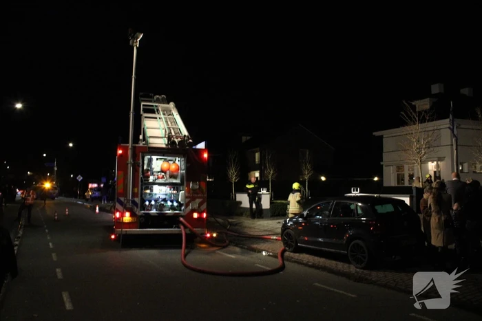 Brandweer blust brand in woning