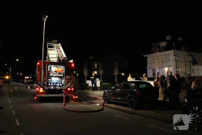 Brandweer blust brand in woning