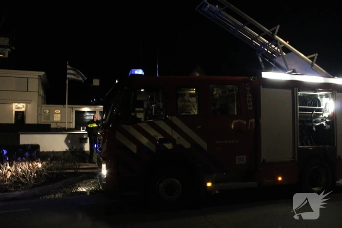 Brandweer blust brand in woning