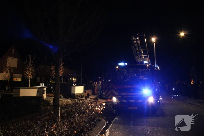 Brandweer blust brand in woning