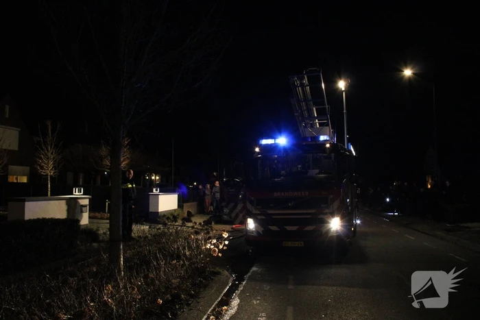 Brandweer blust brand in woning