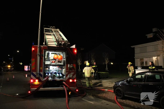 Brandweer blust brand in woning