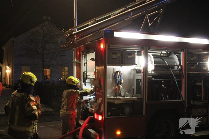 Brandweer blust brand in woning